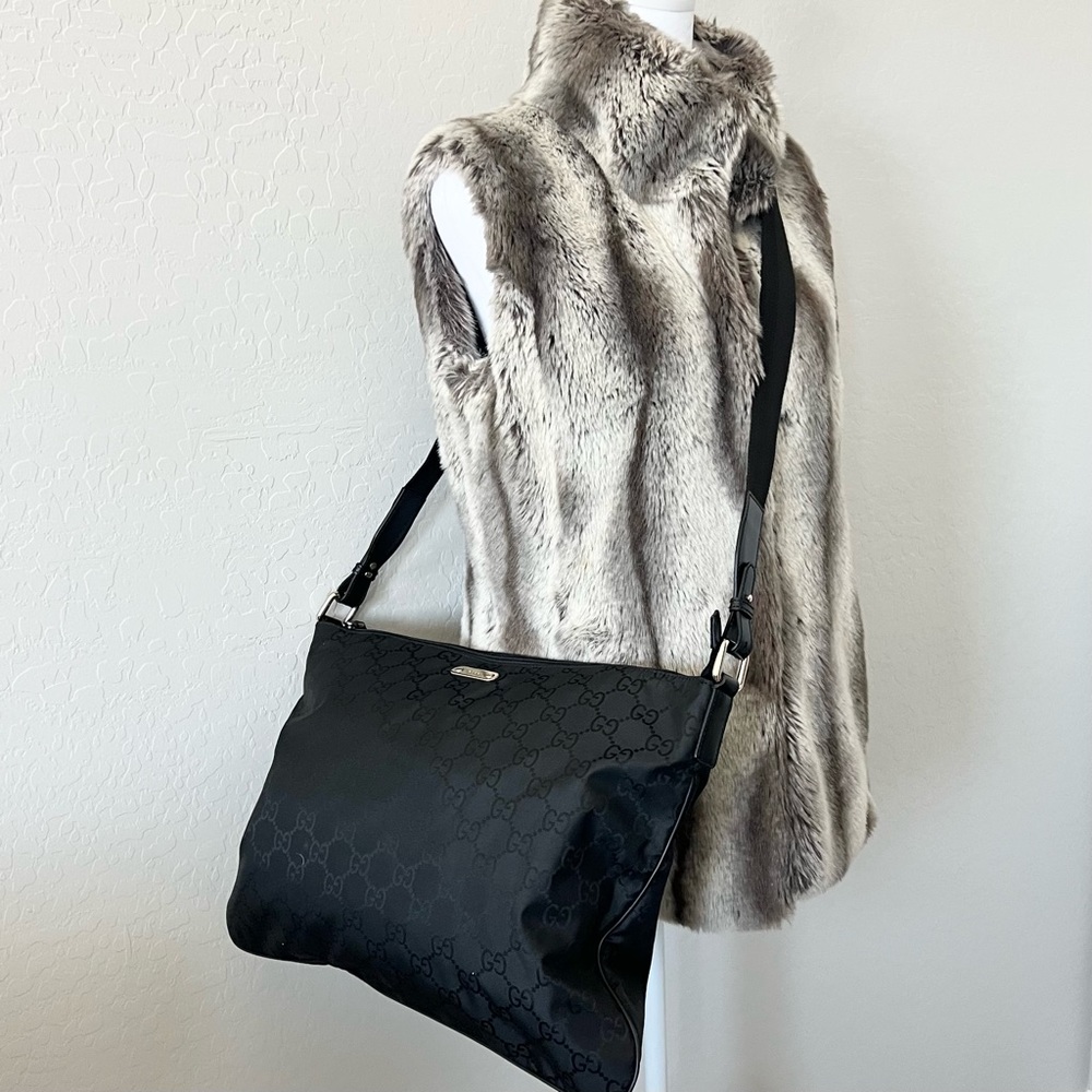 Gucci Elegant Black Crossbody Bag - Picture 13 of 14